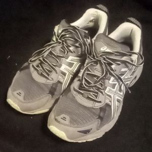 Womens size 9 asics. Inside of rt shoe shows signs of wear, used condition